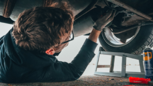 How do mechanics choose a fair auto repair price?